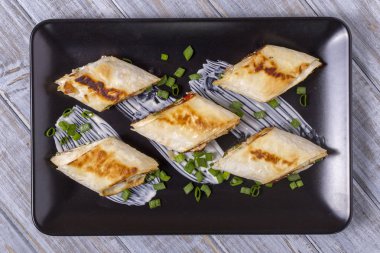 süzme peynir ve sebze ile sarılmış pide