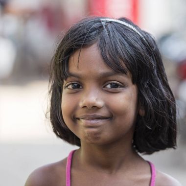 Portre Hintli çocuk sokakta Mumbai, Hindistan