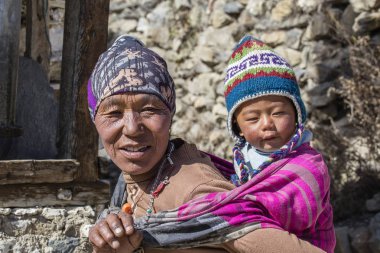 Portre Nepal anne ve çocuk sokakta Himalaya Köyü, Nepal