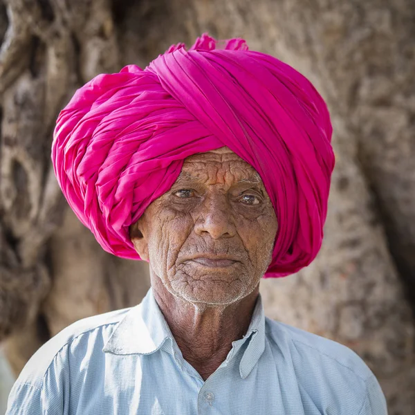 Ritratto di un uomo indiano in turbante, che ha visitato la grotta di Ellora, Stato del Maharashtra, India — Foto Stock