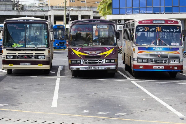 Autobuses públicos regulares en la estación de autobuses de Mauricio —  Fotos de Stock