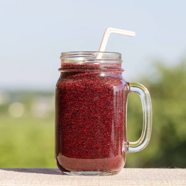 Smoothies van aardbeien, bosbessen, dille, selderij en banaan in glas — Stockfoto