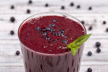 Smoothies çilek, yaban mersini, dereotu, kereviz ve muz cam den