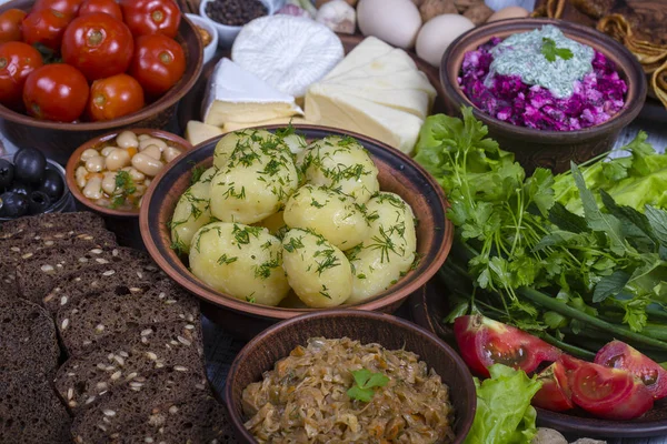 Surtido de alimentos y verduras cocinadas en el fondo. Vista superior, primer plano —  Fotos de Stock