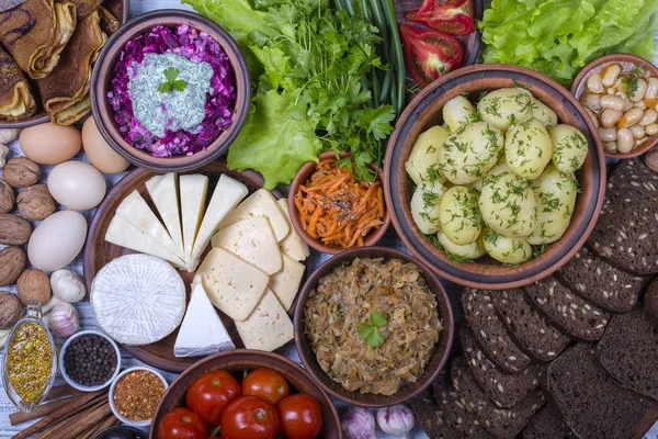 Surtido de alimentos y verduras cocinadas en el fondo. Vista superior, primer plano Imágenes de stock libres de derechos