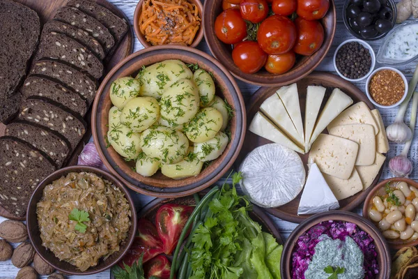 Surtido de alimentos y verduras cocinadas en el fondo. Vista superior, primer plano Fotos de stock libres de derechos