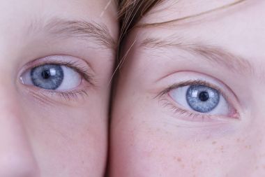 Yakın iki genç kız gözünüzü dört açın, kameraya, portre çocuk, makro, kapalı arıyorlar