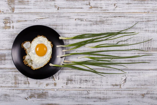 Αυγό, το σχοινόπρασο και μαύρη πλάκα μοιάζουν στο σπερματικό ανταγωνισμό, Spermatozoons επιπλέει ωάριο σε λευκό φόντο ξύλινη — Φωτογραφία Αρχείου