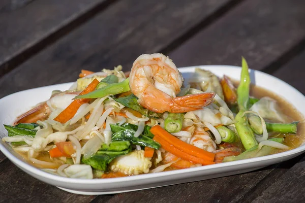 Thaise gerechten, zeevruchten met plantaardige kruidige salade — Stockfoto