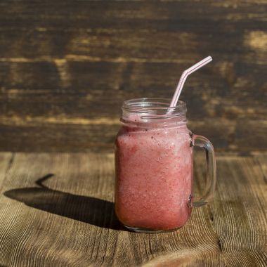 Çilek, ahududu ve cam muz smoothies