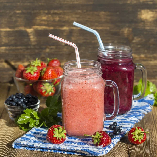 Two health smoothie from strawberry, blueberry, raspberry and banana in mason jar mug — Stock Photo, Image