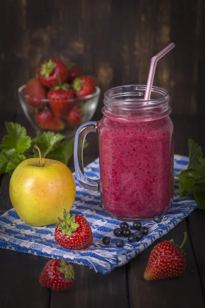 Gesundheit Smoothie aus Apfel, Erdbeere, Blaubeere und Banane im Einmachglas-Becher — Stockfoto