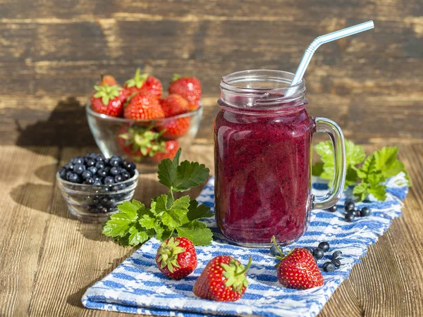 Hälso smoothie från jordgubb, blåbär och banan i Mason jar mugg — Stockfoto