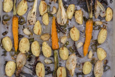 Genç patates, havuç, soğan, biber, sarımsak pişmiş fırında. Üstten Görünüm
