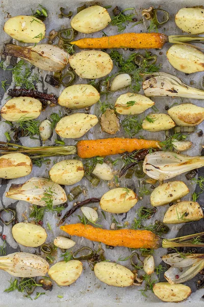 Patatas jóvenes, zanahorias, cebollas, pimientos, ajo al horno. Vista superior —  Fotos de Stock