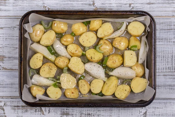 Jonge aardappelen en UI voorbereid op trays voor bakken in de oven bakken. Bovenaanzicht — Stockfoto