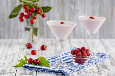 Smoothies çilek, ahududu, kiraz ve kadehinin dondurma