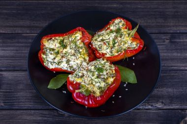 Siyah plaka kırmızı biber dolması