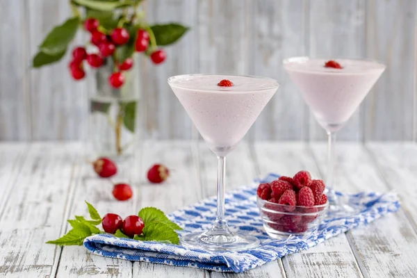 Smoothies çilek, ahududu, kiraz ve kadehinin dondurma