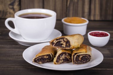 Haşhaş tohumu, fındık ve beyaz tabakta bal ile Pancakes
