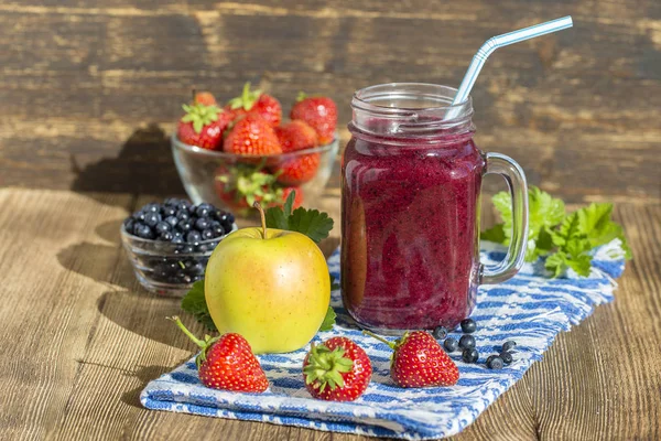 Gesundheit Smoothie aus Erdbeere, Blaubeere und Banane im Einmachglas-Becher — Stockfoto