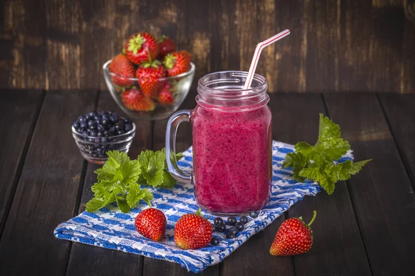 Health smoothie from strawberry, blueberry and banana in Mason jar mug — Stock Photo, Image