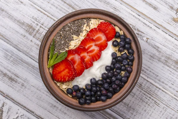 Müsli från röda jordgubbar, blåbär, chiafrön, havregryn med yoghurt — Stockfoto