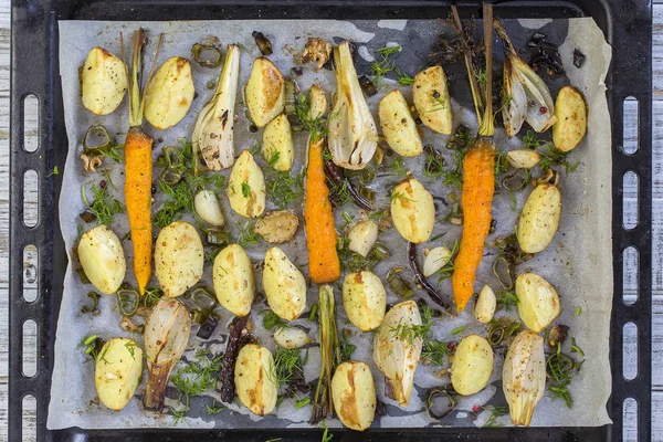 年轻的土豆，胡萝卜，洋葱，辣椒，大蒜在烤箱里烤。顶视图 — 图库照片