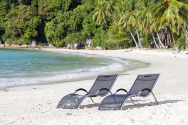 İki denizin üzerinde bir tropikal Perhentian Adaları, Malezya yanındaki sahilde şezlong plaj