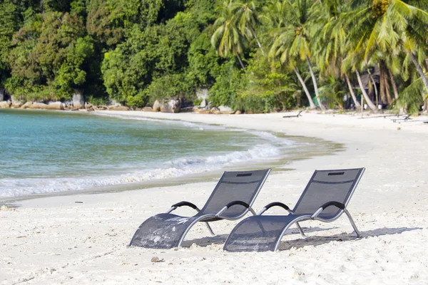 İki denizin üzerinde bir tropikal Perhentian Adaları, Malezya yanındaki sahilde şezlong plaj