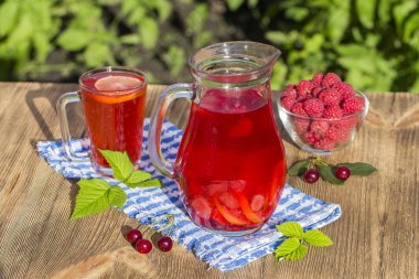 Diyet Detoks içecek limon suyu, kırmızı çilek, kiraz ve ahududu buz ile temiz su ile