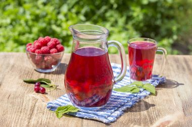 Kiraz, çilek, bektaşi üzümü nd üzerinde ahşap masa ahududu ile kırmızı Komposto