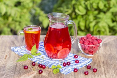 Diyet Detoks içecek limon suyu, kırmızı çilek, kiraz ve ahududu buz ile temiz su ile