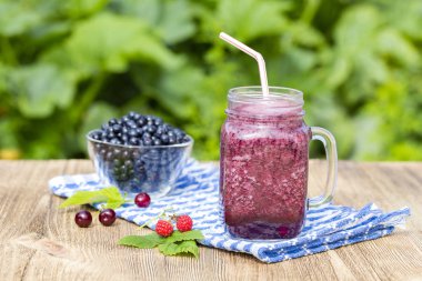 Yaban mersini, ahududu, kiraz ve muz Mason kavanoza mug içinde sağlık güler yüzlü