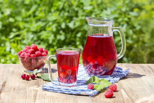 Kiraz, çilek, bektaşi üzümü nd üzerinde ahşap masa ahududu ile kırmızı Komposto