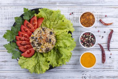 Rustik masa arka plan üzerinde pirinç mantar ve yeşil salata yaprakları