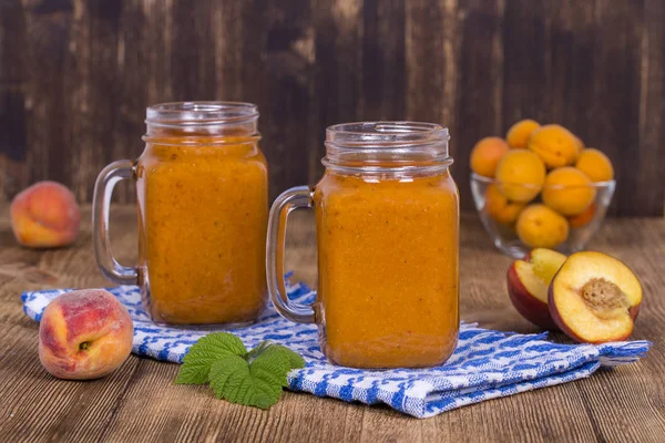 健康饮食、 食物、 节食和素食主义者的概念 — — 从杏和桃在杯子里，思慕雪关闭. — 图库照片