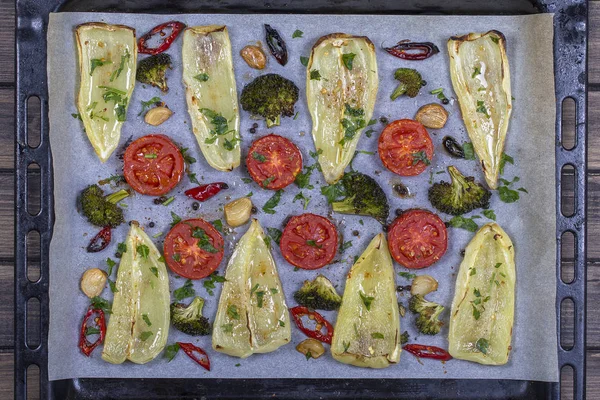 Pimientos verdes y rojos, tomates, brócoli, ajo y perejil cocidos en el horno. Vista superior —  Fotos de Stock