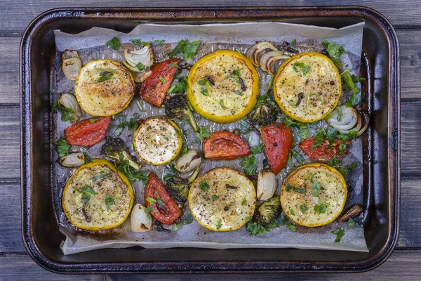 Zucchine, pomodori, broccoli, cipolla e prezzemolo al forno. Vista dall'alto — Foto Stock