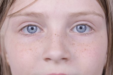 Kameraya, portre çocuk, makro, kapalı arayan genç kız gözünüzü dört açın kapatın