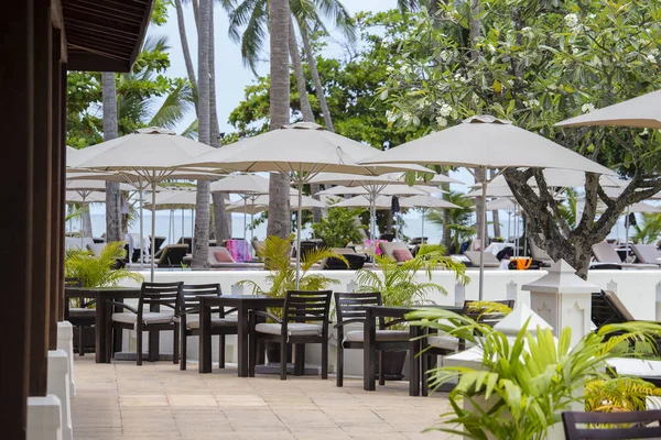 Terrace restaurant with umbrellas next to the beach. Thailand — Stock Photo, Image