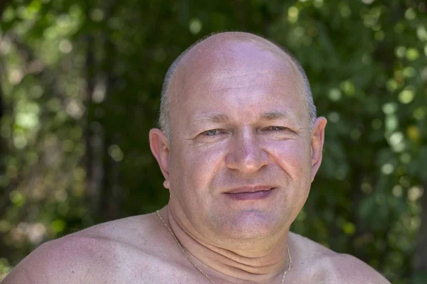 Portret van middelbare leeftijd man ontspannen in de natuur — Stockfoto