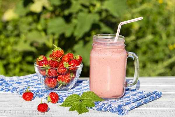 Truskawki, maliny i banana juice smoothie wstrząsnąć w szkle, na zewnątrz, z bliska — Zdjęcie stockowe