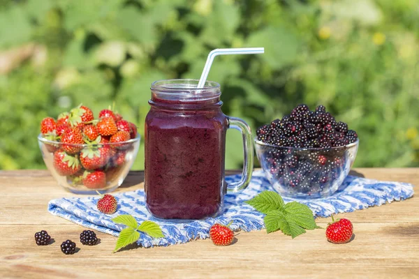 Truskawka, Malina, jeżyna i banana smoothie sok podgrzać w szkło kubek, na zewnątrz, Zamknij — Zdjęcie stockowe