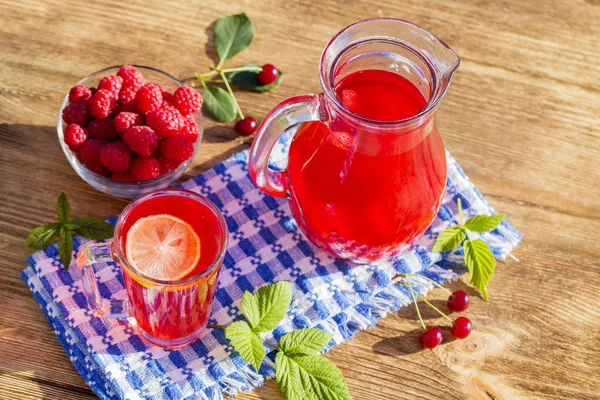 Limon suyu, kırmızı çilek, kiraz ve temiz su içinde ahududu diyet Detoks içecek — Stok fotoğraf