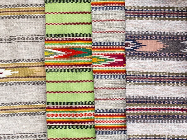 Mantas de lã coloridas bonitas tradicionais no mercado de rua em Cárpatos, Ucrânia — Fotografia de Stock