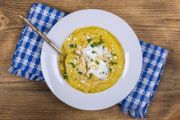 Kulesha - Bubur jagung Hutsul, dimasak di atas air, disajikan dengan keju, mentega, keju dan krim asam, Ukraina Barat — Stok Foto