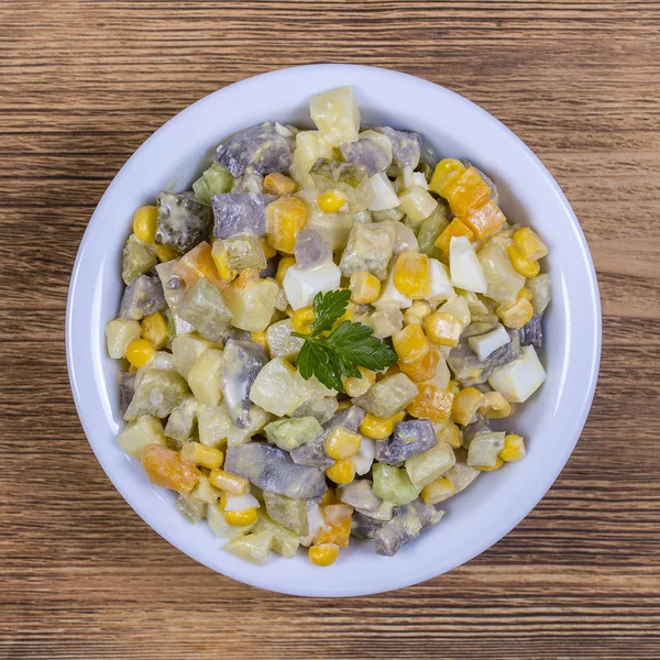 Kartoffelsalat, Champignons, Gurken, Zwiebeln, Karotten und Mais im Teller. Nahaufnahme — Stockfoto