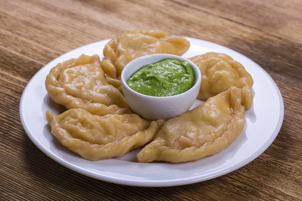 Vareniki ukrainien et russe avec purée de pommes de terre et crème sure. Gros plan . — Photo