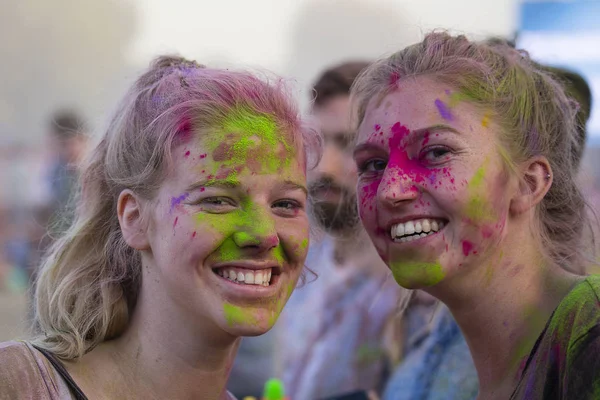 Okända flickor är en deltagare i kulturella och musikfestivalen Sziget i Budapest, Ungern — Stockfoto